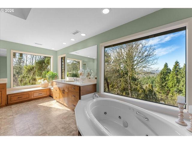 3904 VIEWCREST Rd S, Salem, OR 97302