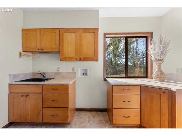 3904 VIEWCREST Rd S, Salem, OR 97302