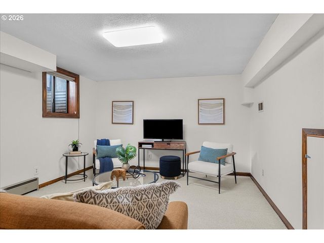 3904 VIEWCREST Rd S, Salem, OR 97302