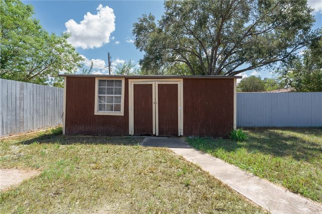 709 Lincoln St, Alice, TX 78332