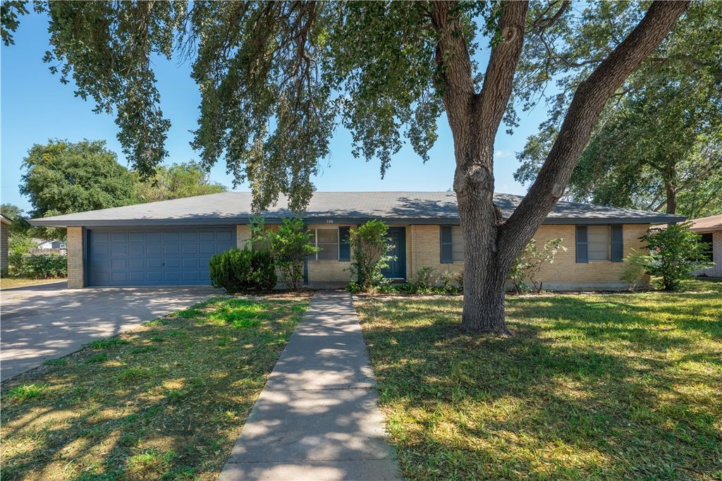 709 Lincoln St, Alice, TX 78332