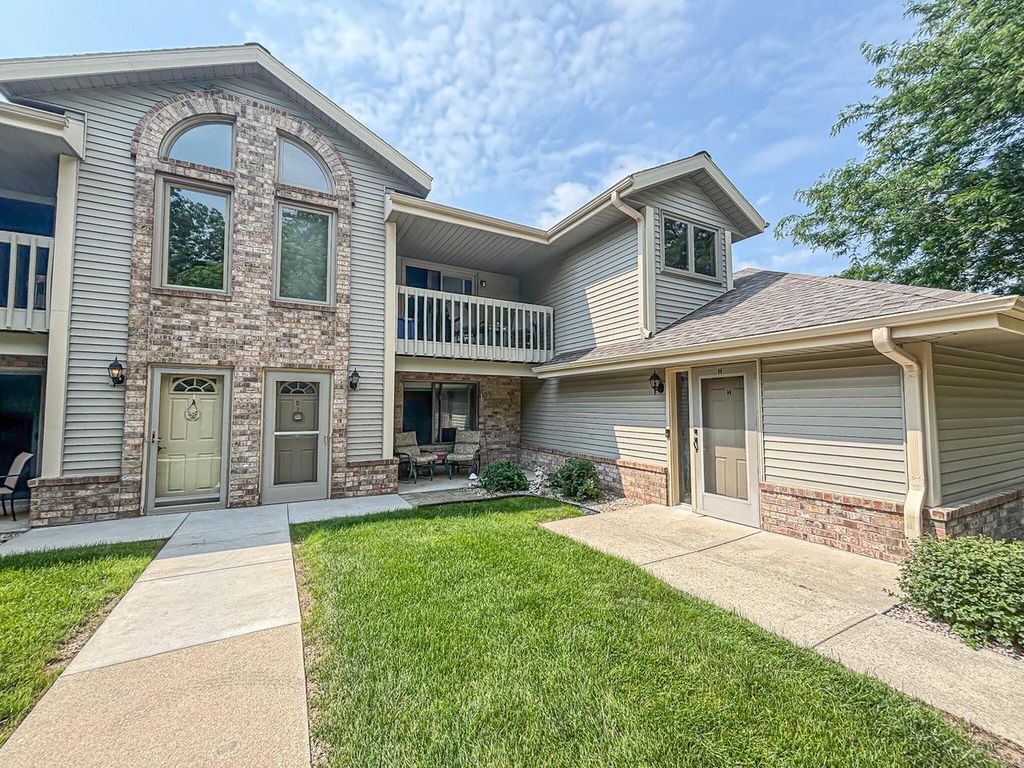 2112 Woodburn ROAD #D, Waukesha, WI 53188