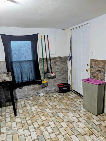 7326 Pennsylvania Avenue, St Louis, MO 63111