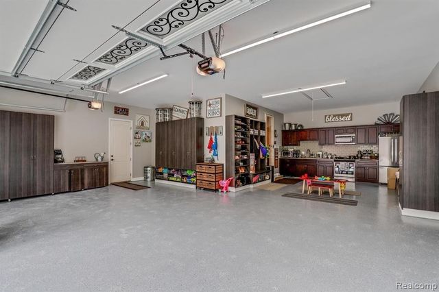 3960 Harvest Creek Court, Rochester, MI 48306