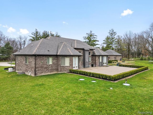 3960 Harvest Creek Court, Rochester, MI 48306