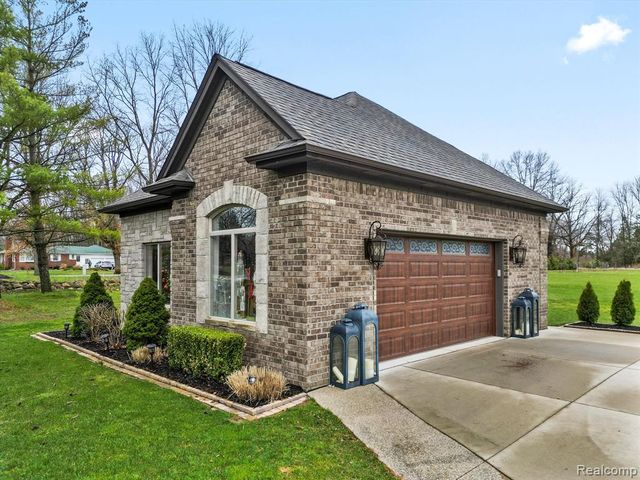 3960 Harvest Creek Court, Rochester, MI 48306