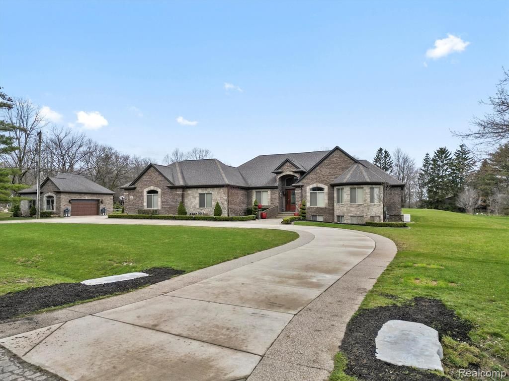 3960 Harvest Creek Court, Rochester, MI 48306