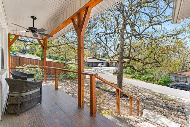 1136 N Oak Drive, Fayetteville, AR 72701