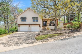 1136 N Oak Drive, Fayetteville, AR 72701