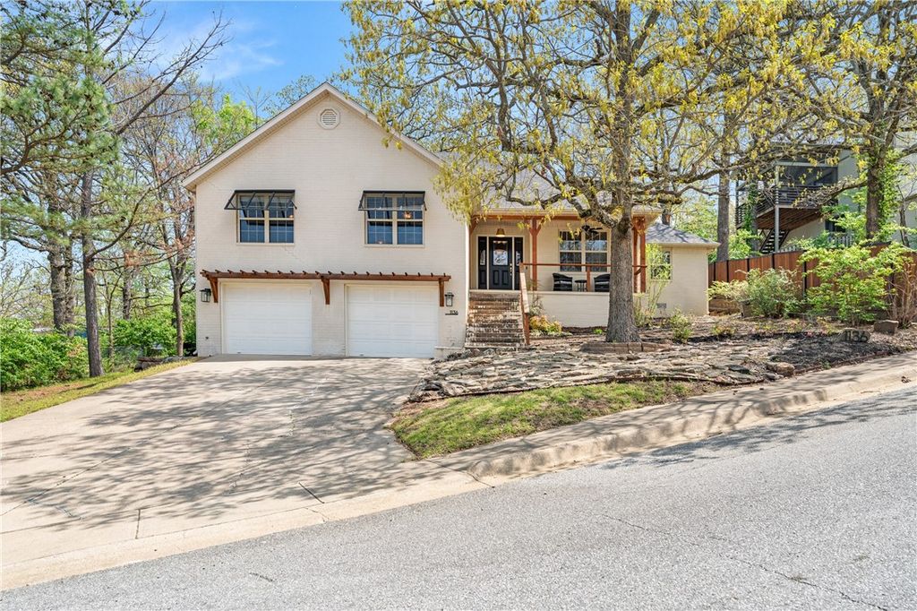 1136 N Oak Drive, Fayetteville, AR 72701