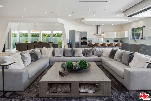 429 N Sweetzer Avenue, Los Angeles, CA 90048