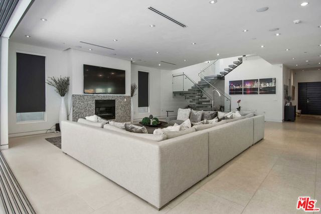 429 N Sweetzer Avenue, Los Angeles, CA 90048