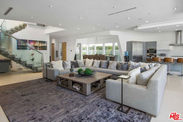 429 N Sweetzer Avenue, Los Angeles, CA 90048