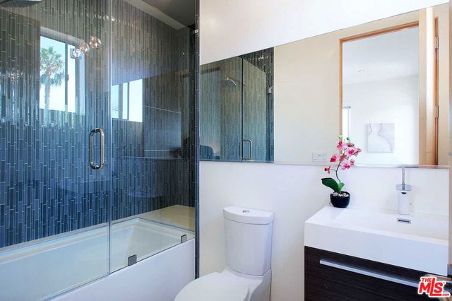 429 N Sweetzer Avenue, Los Angeles, CA 90048