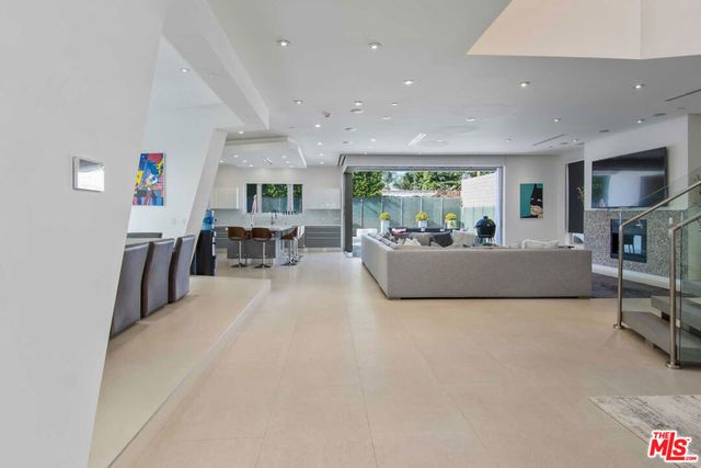 429 N Sweetzer Avenue, Los Angeles, CA 90048