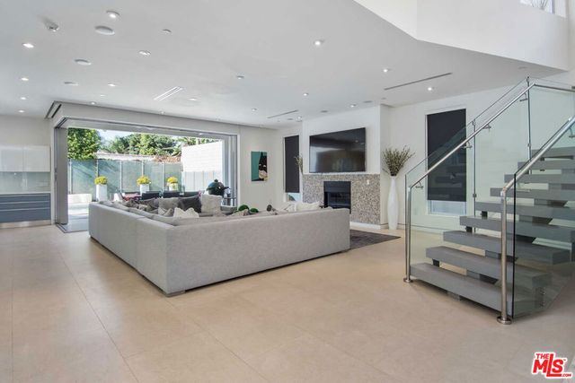 429 N Sweetzer Avenue, Los Angeles, CA 90048