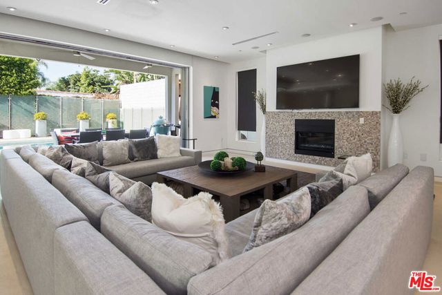 429 N Sweetzer Avenue, Los Angeles, CA 90048