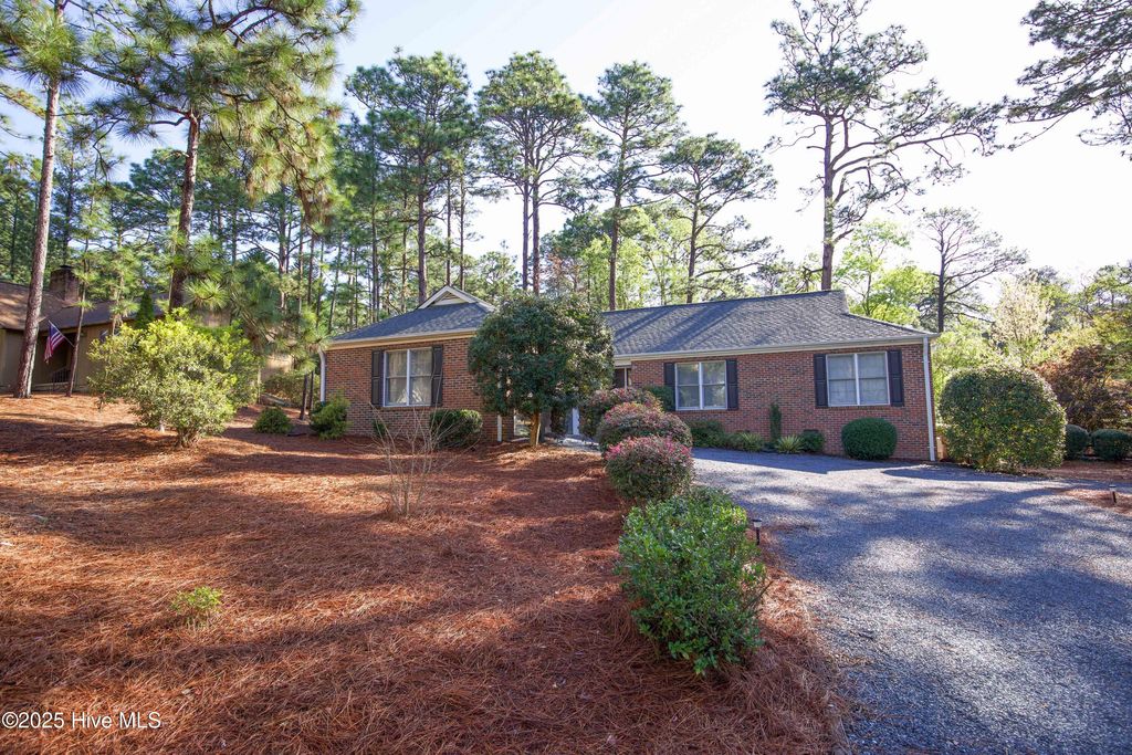 65 Live Oak Lane, Pinehurst, NC 28374