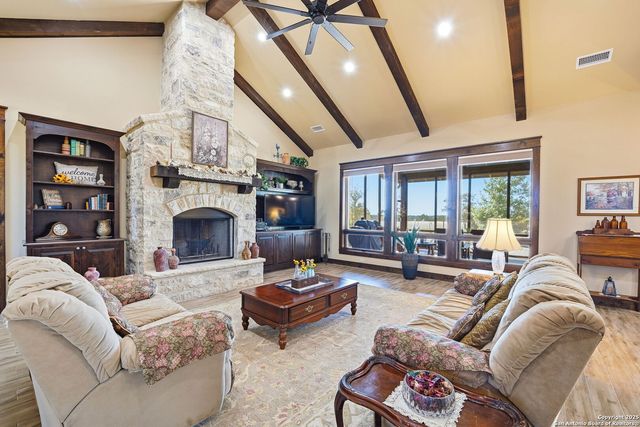 601 Garrison Rd, Fredericksburg, TX 78624