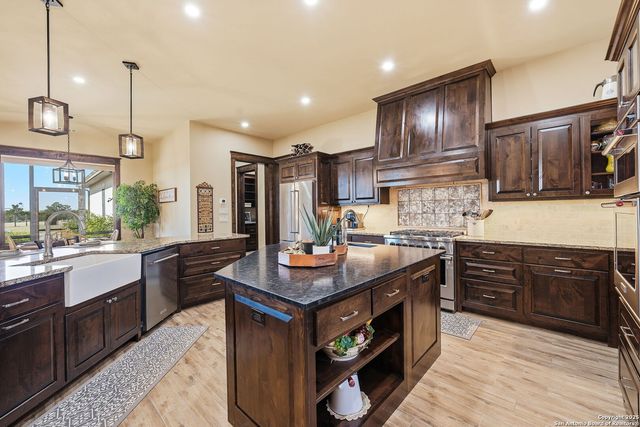 601 Garrison Rd, Fredericksburg, TX 78624