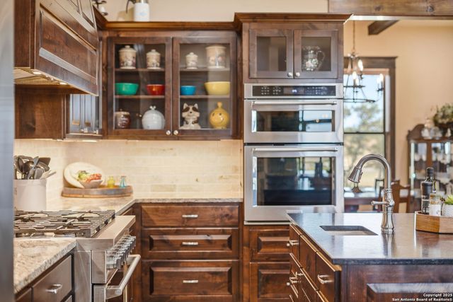 601 Garrison Rd, Fredericksburg, TX 78624