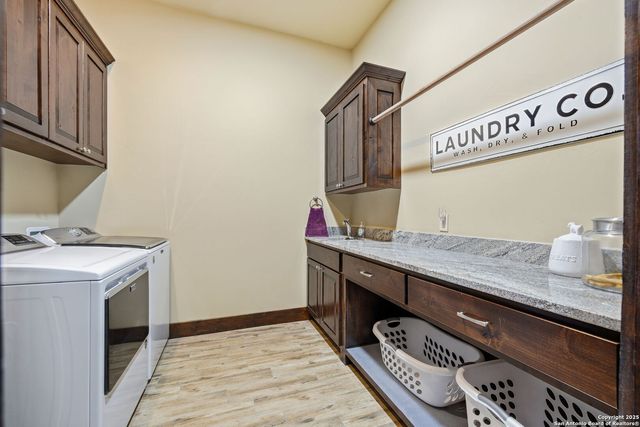 601 Garrison Rd, Fredericksburg, TX 78624