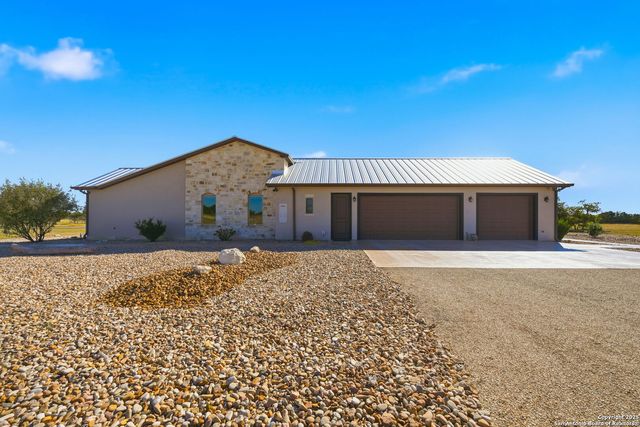 601 Garrison Rd, Fredericksburg, TX 78624