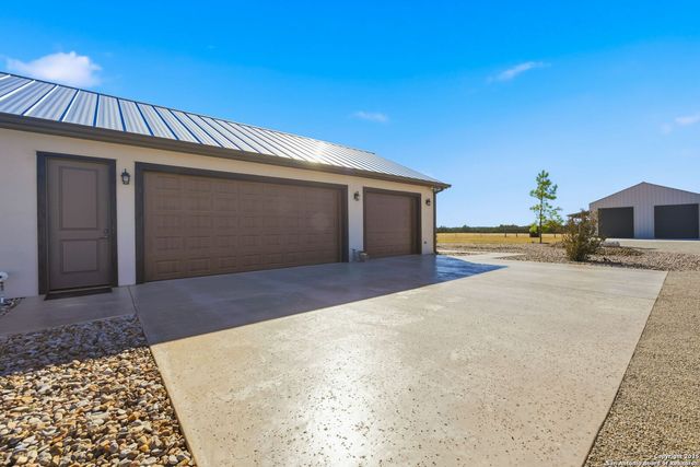 601 Garrison Rd, Fredericksburg, TX 78624