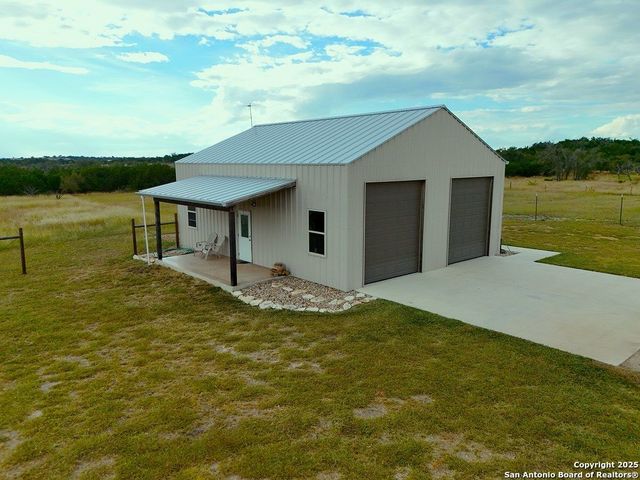 601 Garrison Rd, Fredericksburg, TX 78624