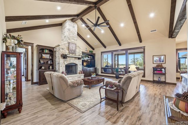 601 Garrison Rd, Fredericksburg, TX 78624