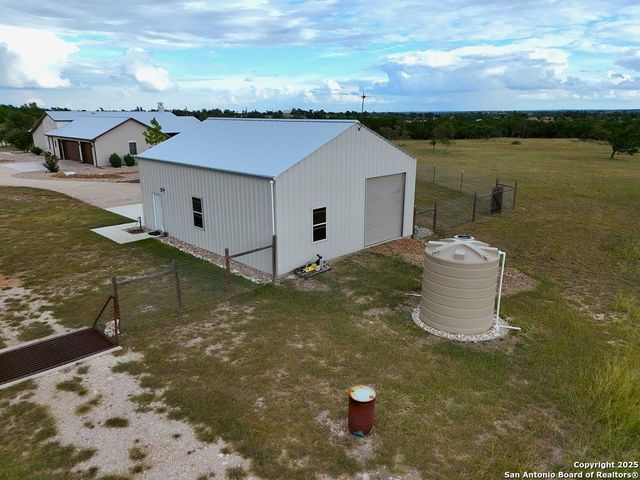 601 Garrison Rd, Fredericksburg, TX 78624