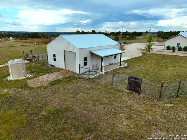 601 Garrison Rd, Fredericksburg, TX 78624