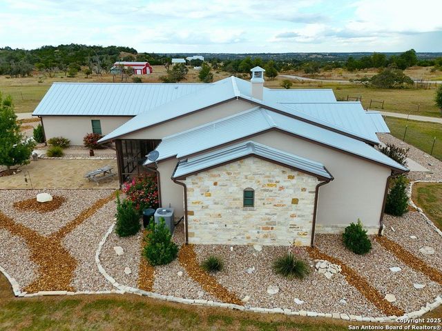 601 Garrison Rd, Fredericksburg, TX 78624