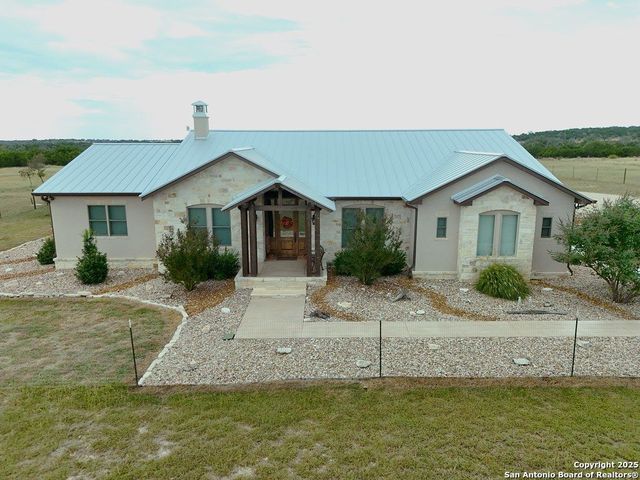 601 Garrison Rd, Fredericksburg, TX 78624