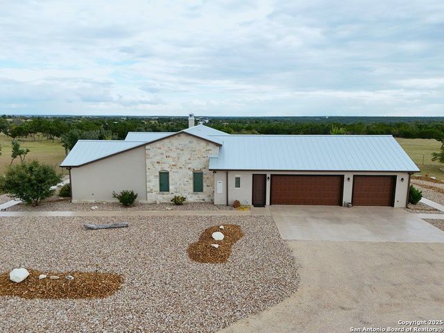 601 Garrison Rd, Fredericksburg, TX 78624