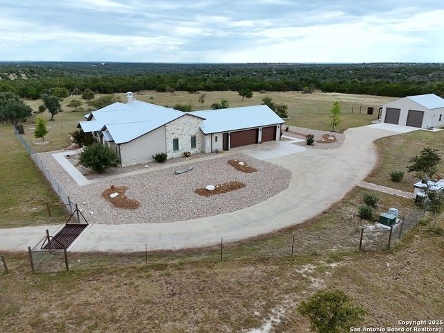 601 Garrison Rd, Fredericksburg, TX 78624