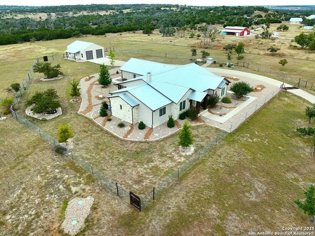 601 Garrison Rd, Fredericksburg, TX 78624