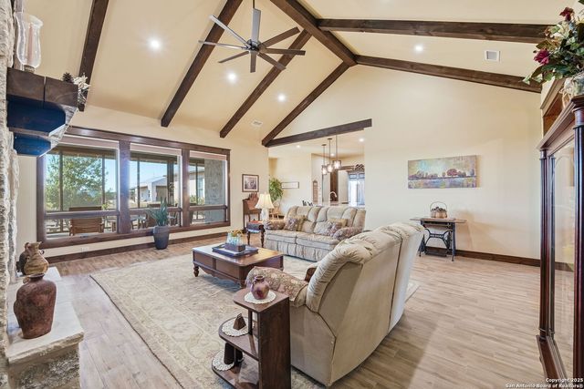 601 Garrison Rd, Fredericksburg, TX 78624