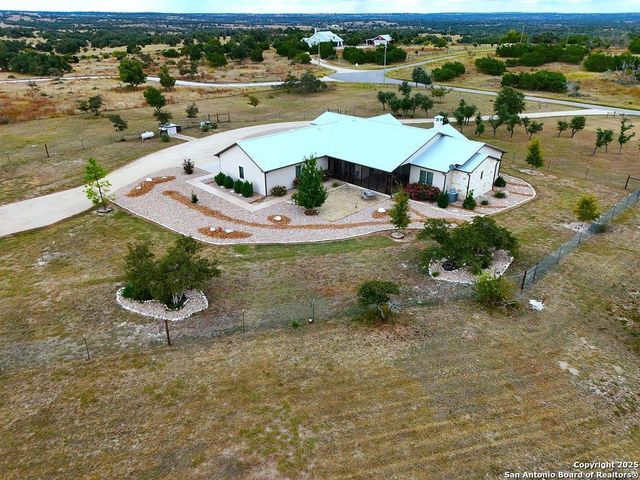 601 Garrison Rd, Fredericksburg, TX 78624