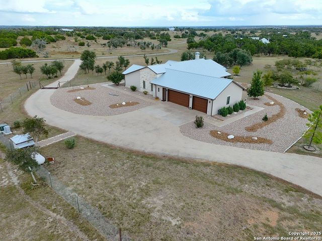 601 Garrison Rd, Fredericksburg, TX 78624