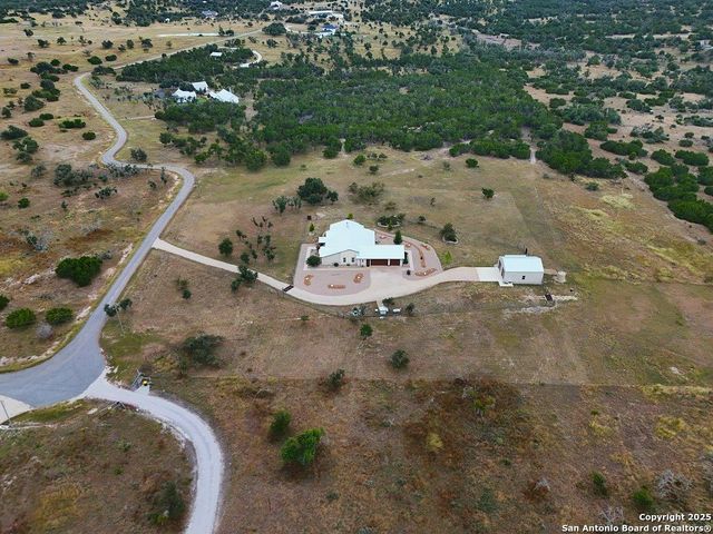 601 Garrison Rd, Fredericksburg, TX 78624