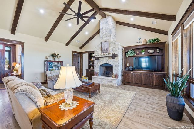 601 Garrison Rd, Fredericksburg, TX 78624