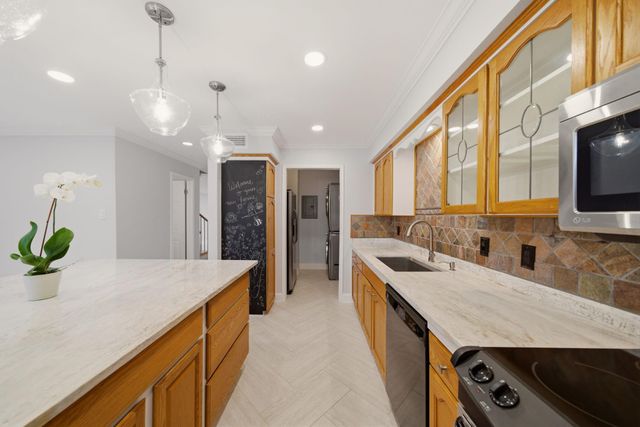 6452 Burgoyne Road 100, Houston, TX 77057
