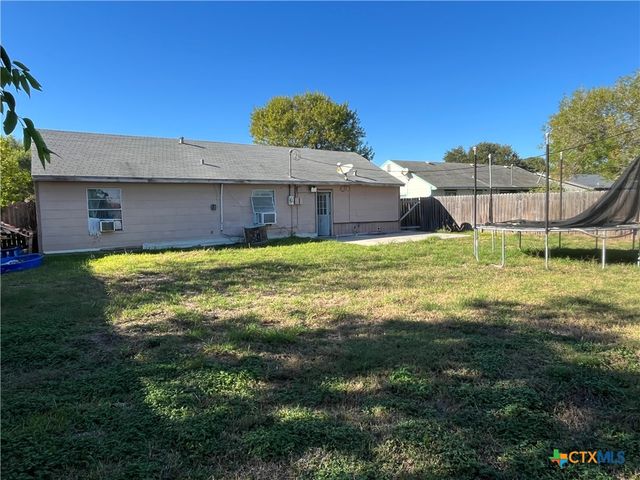 118 Massanet Street, Port Lavaca, TX 77979