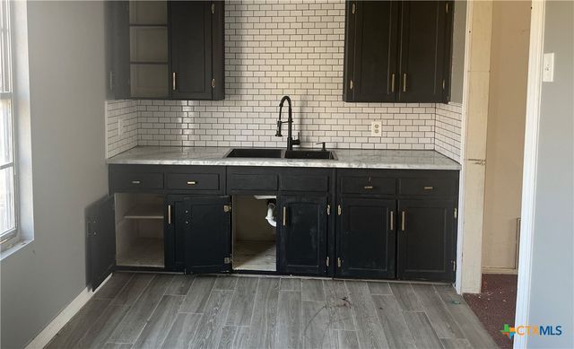 118 Massanet Street, Port Lavaca, TX 77979