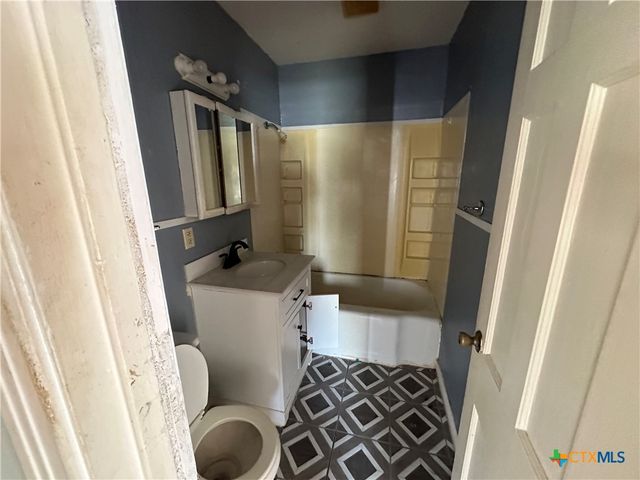 118 Massanet Street, Port Lavaca, TX 77979