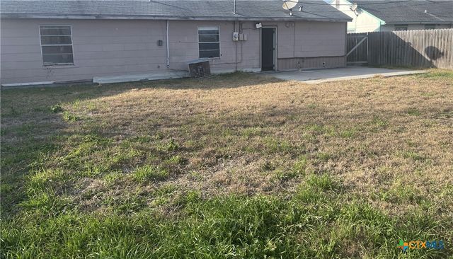 118 Massanet Street, Port Lavaca, TX 77979
