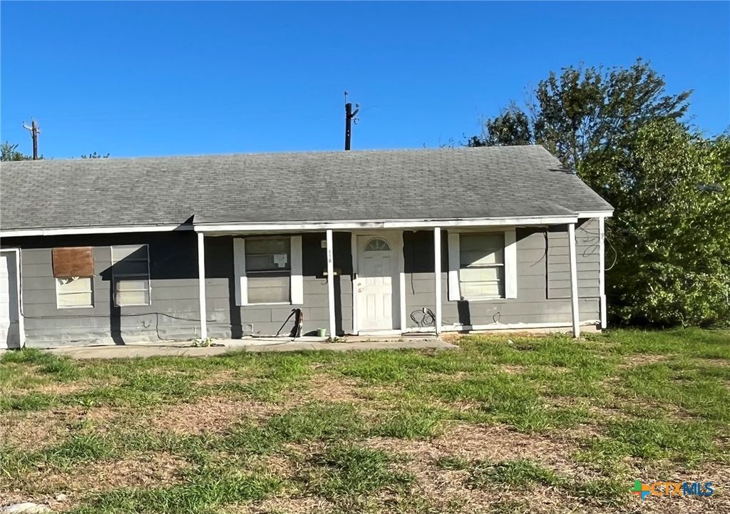 118 Massanet Street, Port Lavaca, TX 77979