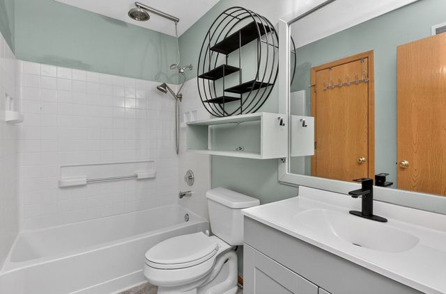 1735 Windcrest Lane, Aurora, IL 60504