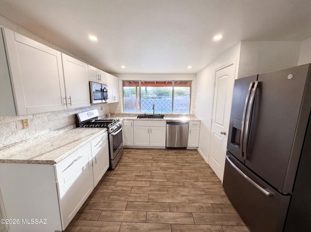 8421 E Balfour Drive, Tucson, AZ 85710